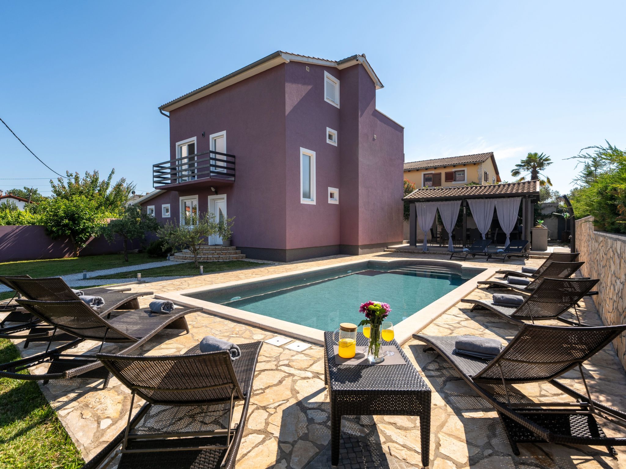 Vakantiehuis met omheinde tuin in Porec/Tar (Kroatië) 1 hond is welkom