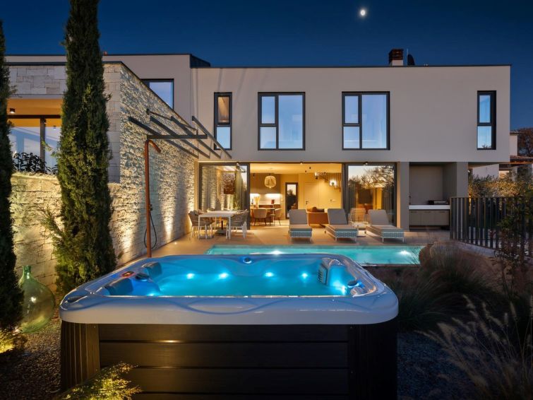 Vakantiehuis met verwarmd zwembad en whirlpool in Poreč/Nova Vas in Nova Vas