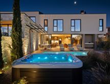 Nieuwe luxe vakantiewoning met privé-zwembad en sauna bij Poreč - thumbnail 1