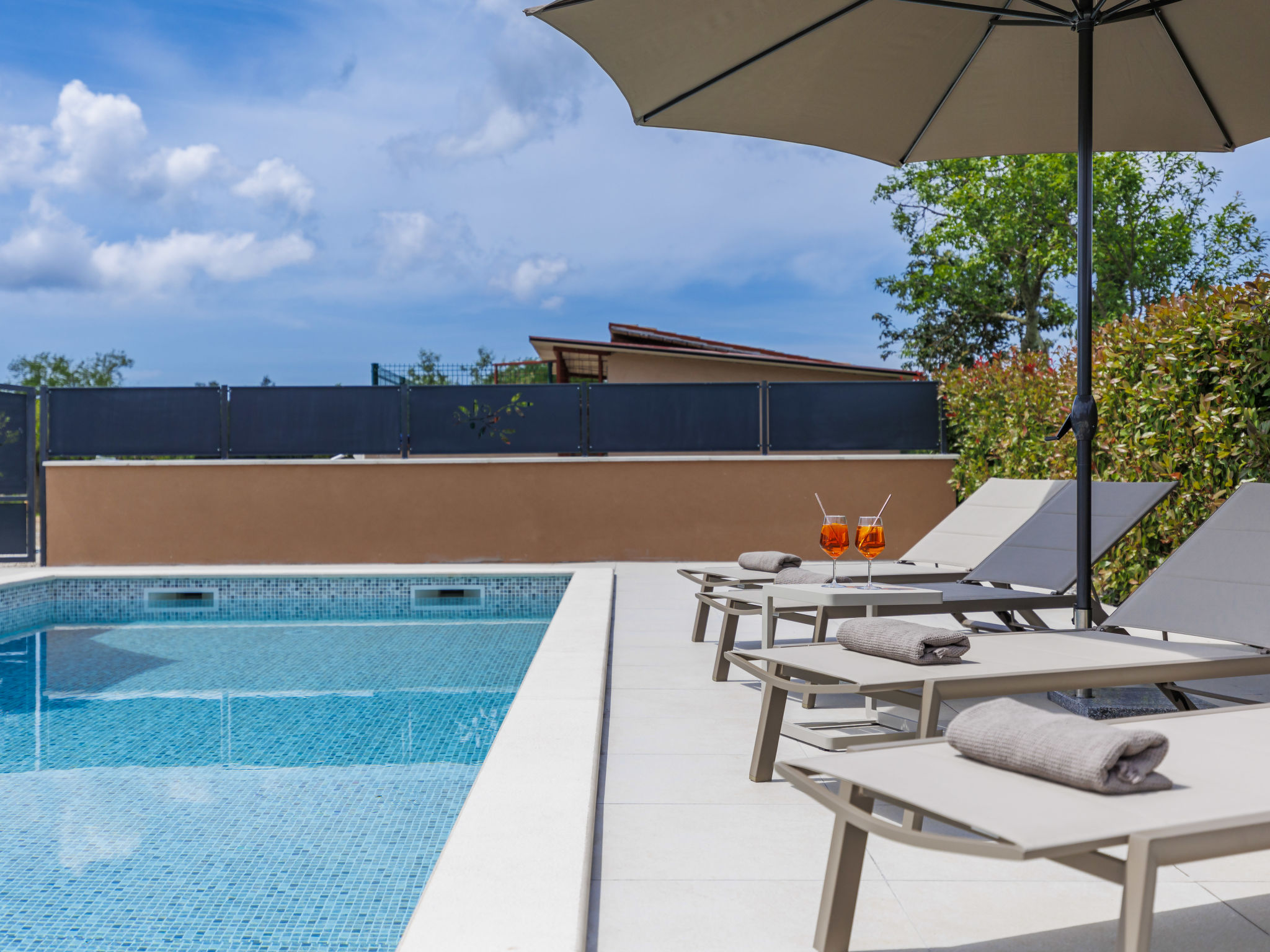Emili — Pool Outdoor (3 of 33)