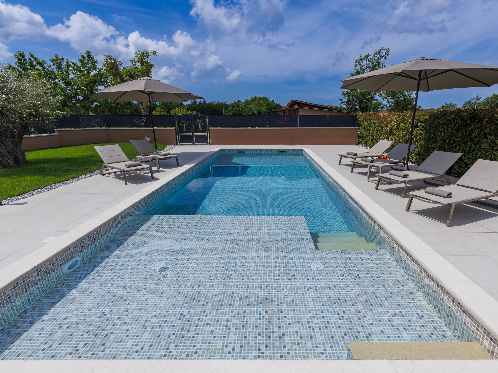 Emili — Pool Outdoor (4 of 33)