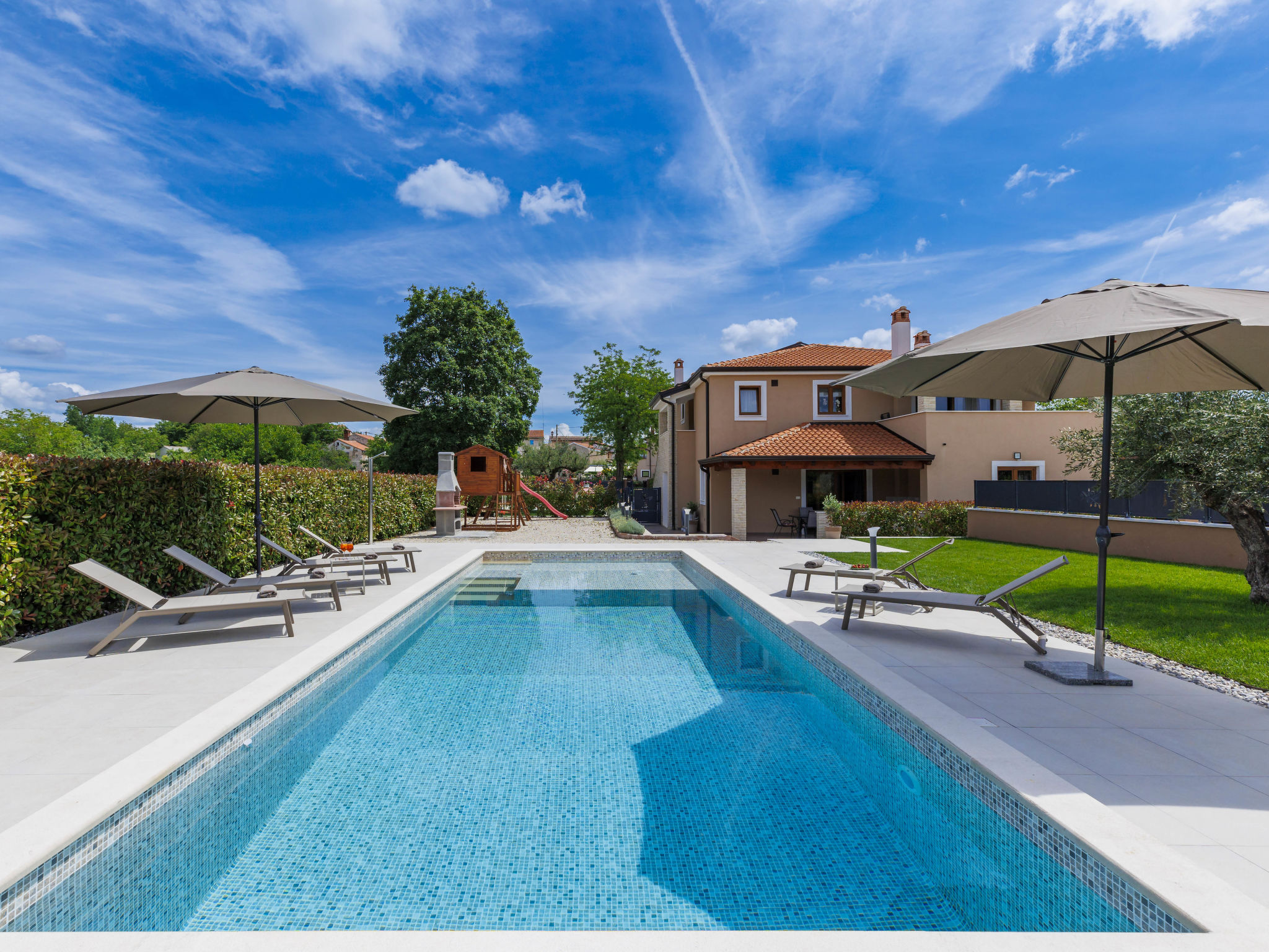 Emili — Pool Outdoor (2 of 33)