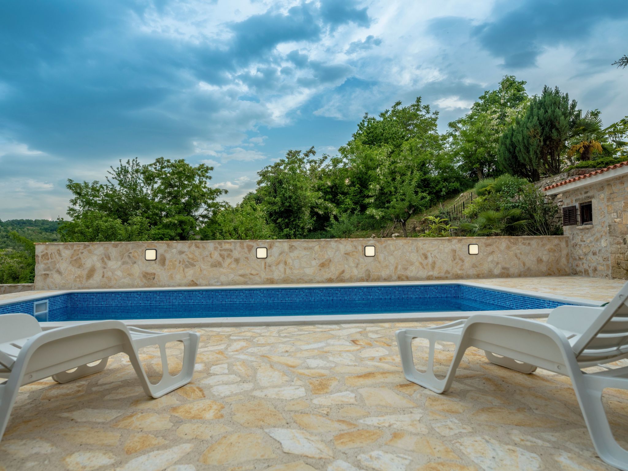 Wunderschön eingerichtete Villa mit Pool und Garten-Image-tags.info