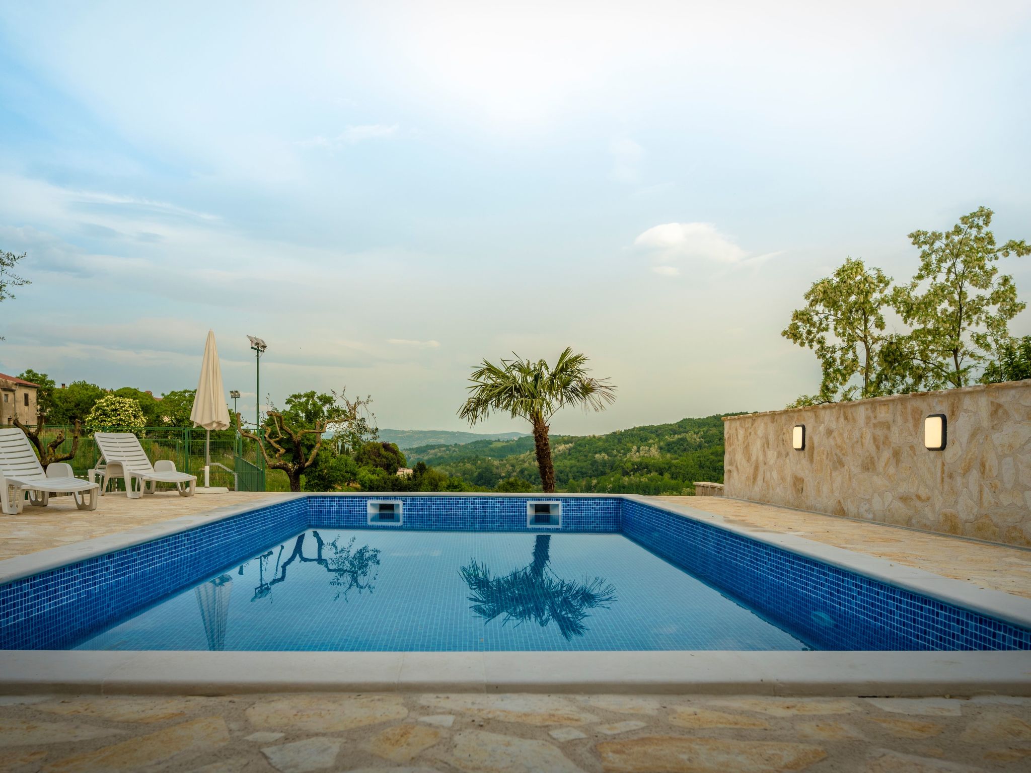 Wunderschön eingerichtete Villa mit Pool und Garten-Image-tags.info