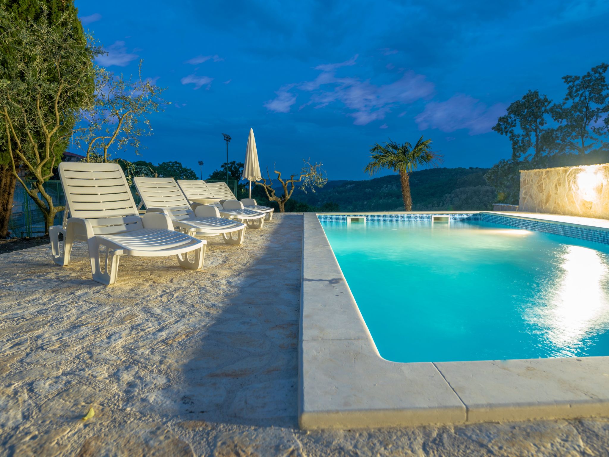 Wunderschön eingerichtete Villa mit Pool und Garten-Image-tags.info