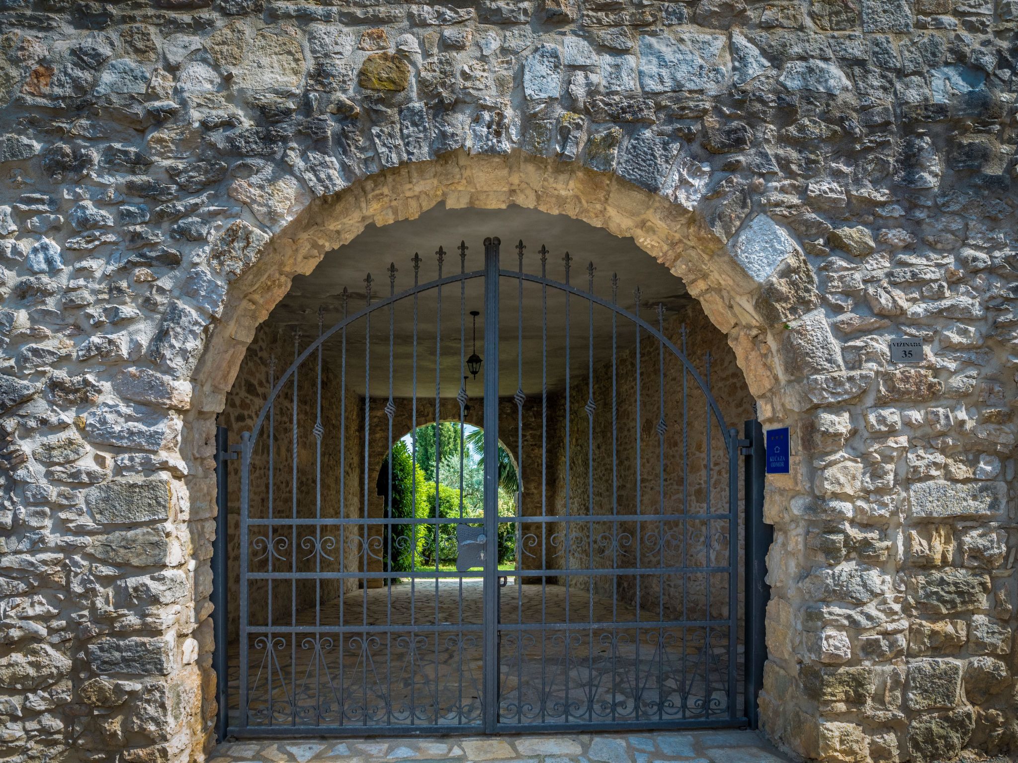 Wunderschön eingerichtete Villa mit Pool und Garten-Image-tags.info