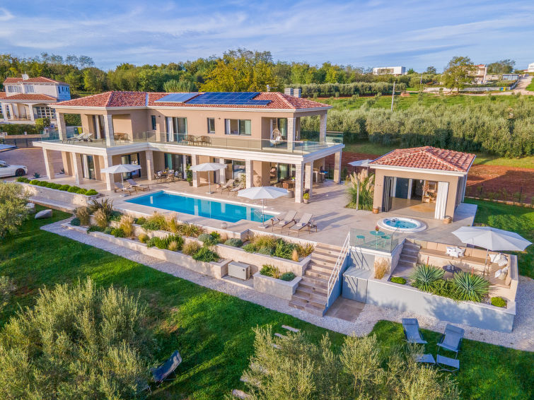 8-persoons luxe villa in Poreč/Kaštelir met verwarmd zwembad en whirlpool in Kastelir