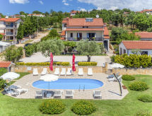 Knus appartement voor 2 bij Poreč met zwembad en tuin - thumbnail 1