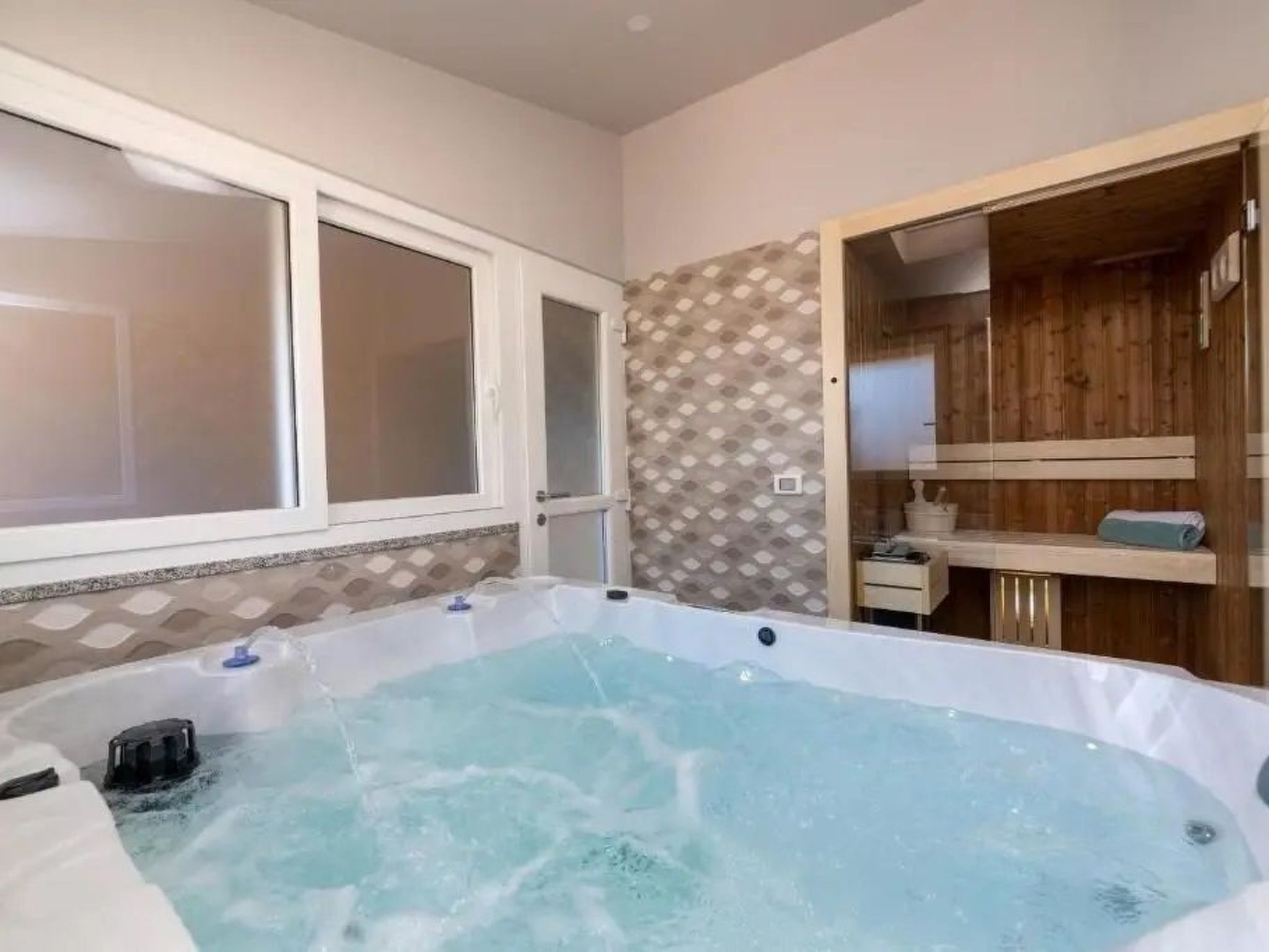 Mit Whirlpool und Sauna, in Kastelir-Drinnen