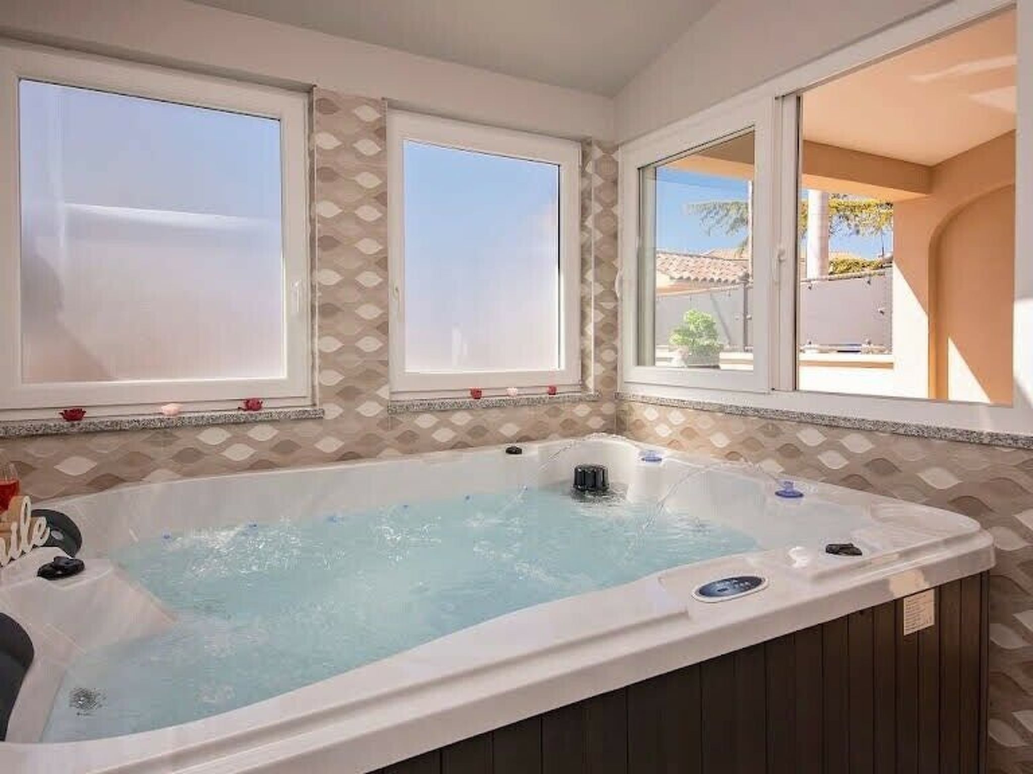 Mit Whirlpool und Sauna, in Kastelir-Drinnen