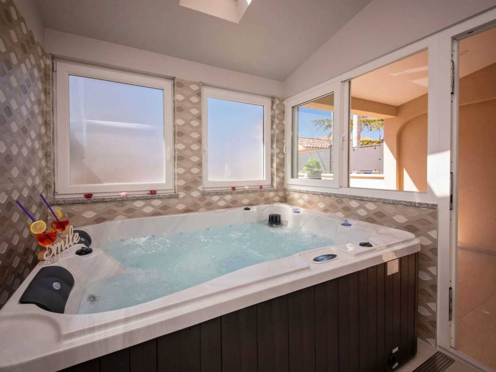 Mit Whirlpool und Sauna, in Kastelir-Drinnen