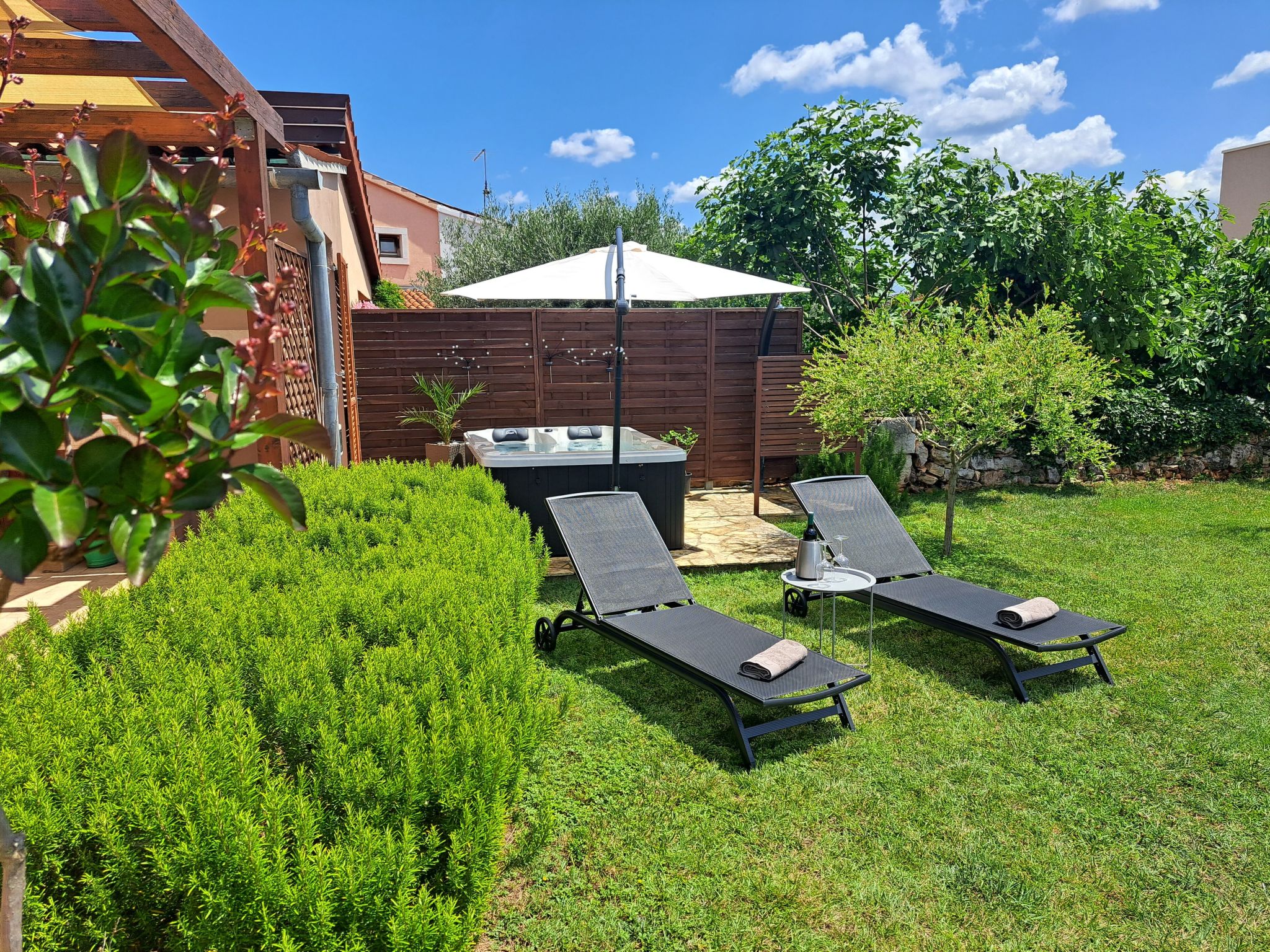 Immerse yourself in a romantic getaway designed for two at Casa Mirelia. Situated in the heart of Kaštelir, just 7 km from the crystal clear sea and a stone's throw from the idyllic towns of Novigrad..