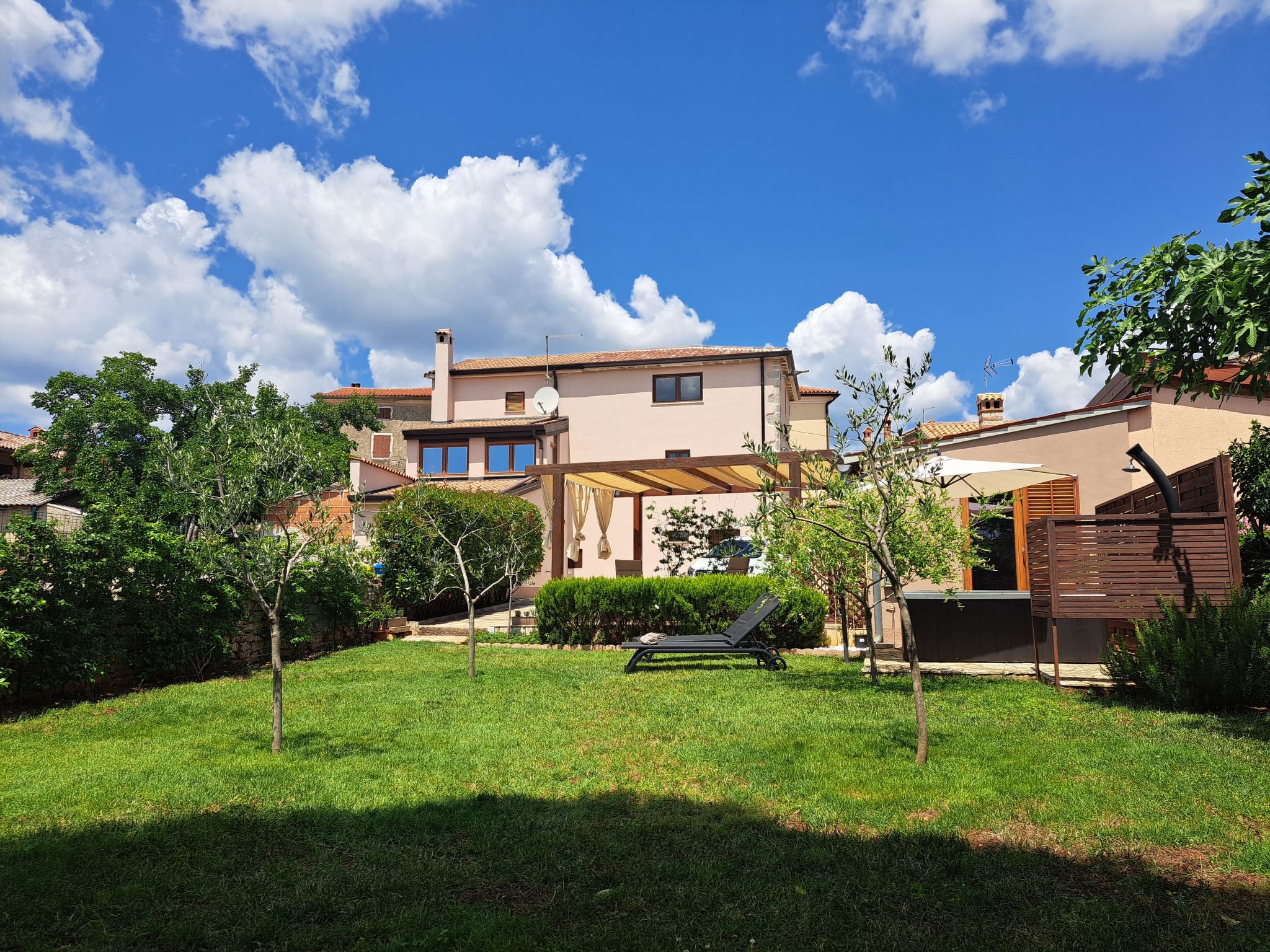 Haus Mirelia für zwei Personen mit Garten-Dedans