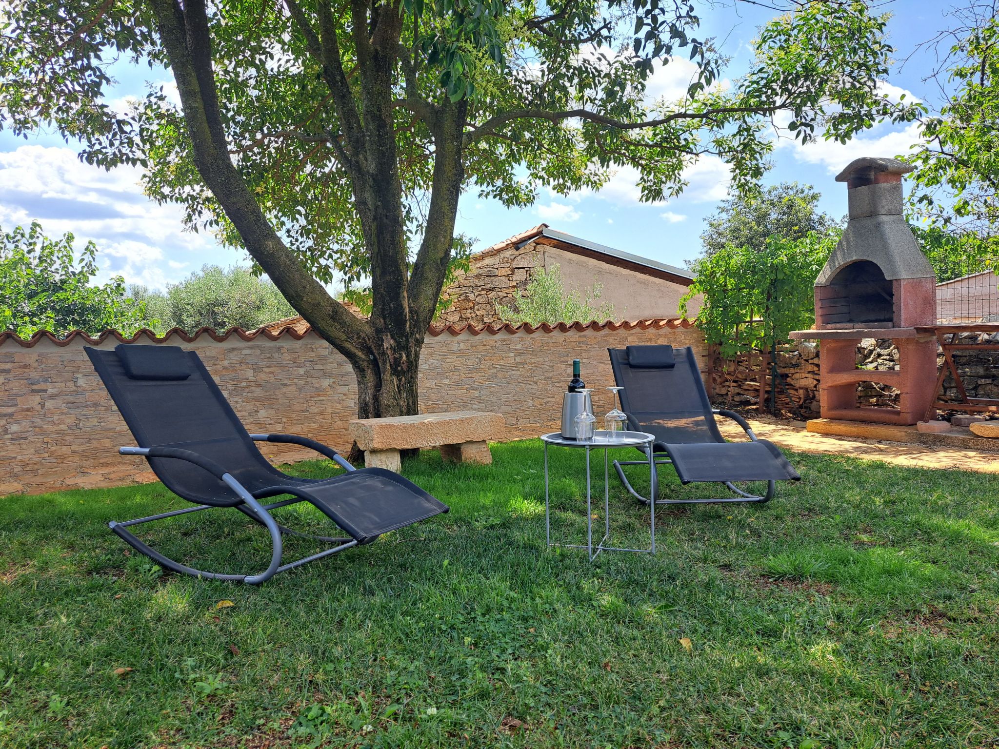 Haus Mirelia für zwei Personen mit Garten-Dedans