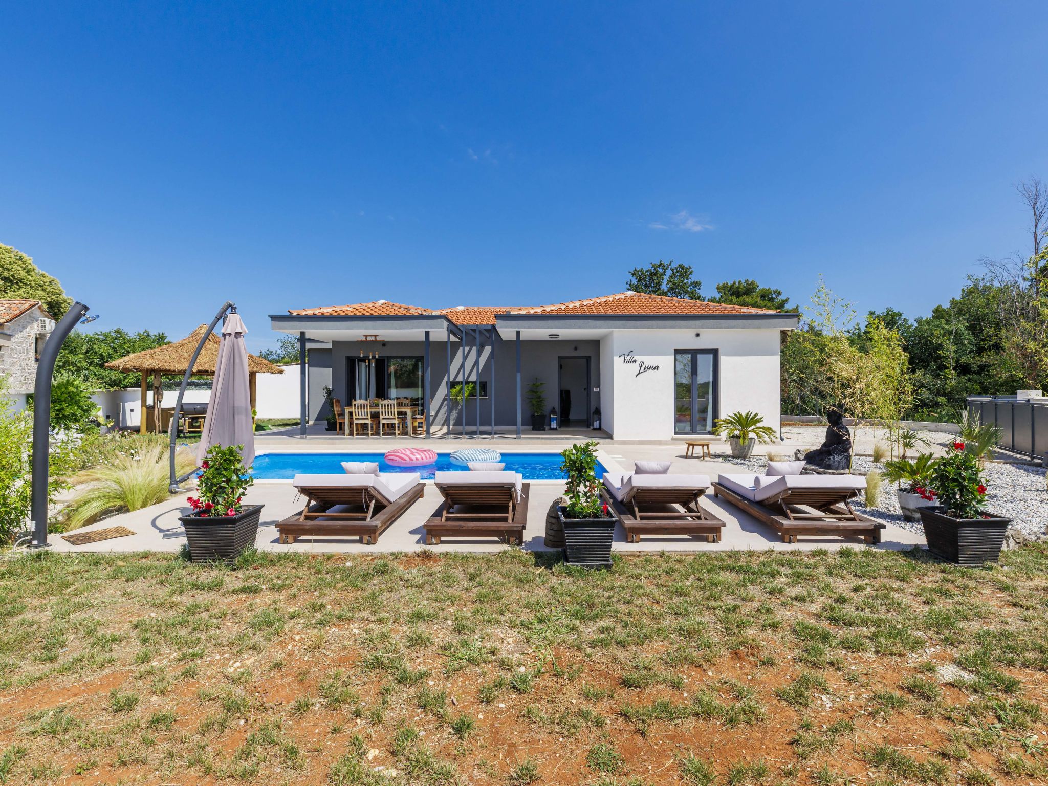 Villa Luna-Outside