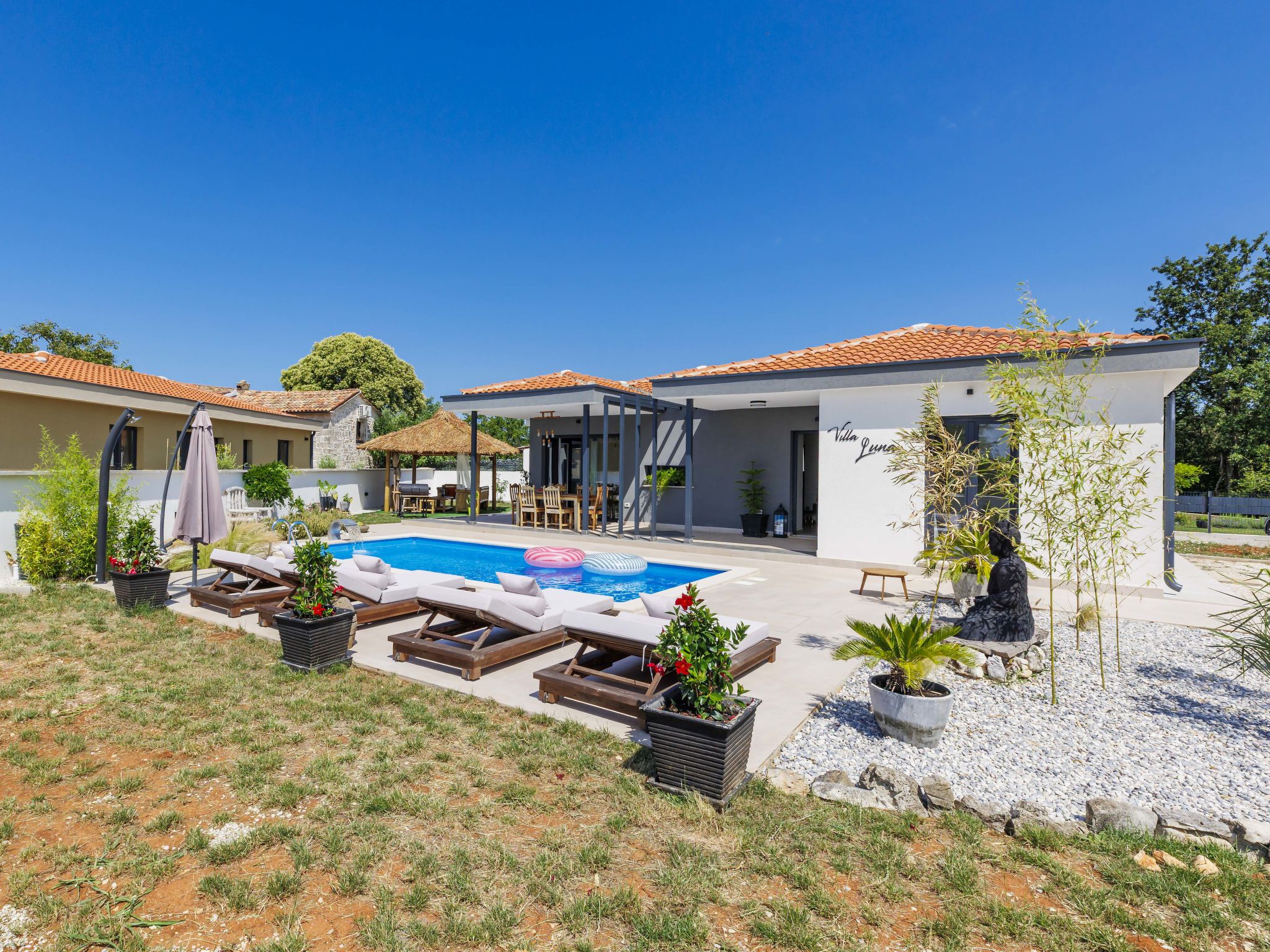 Villa Luna-Outside