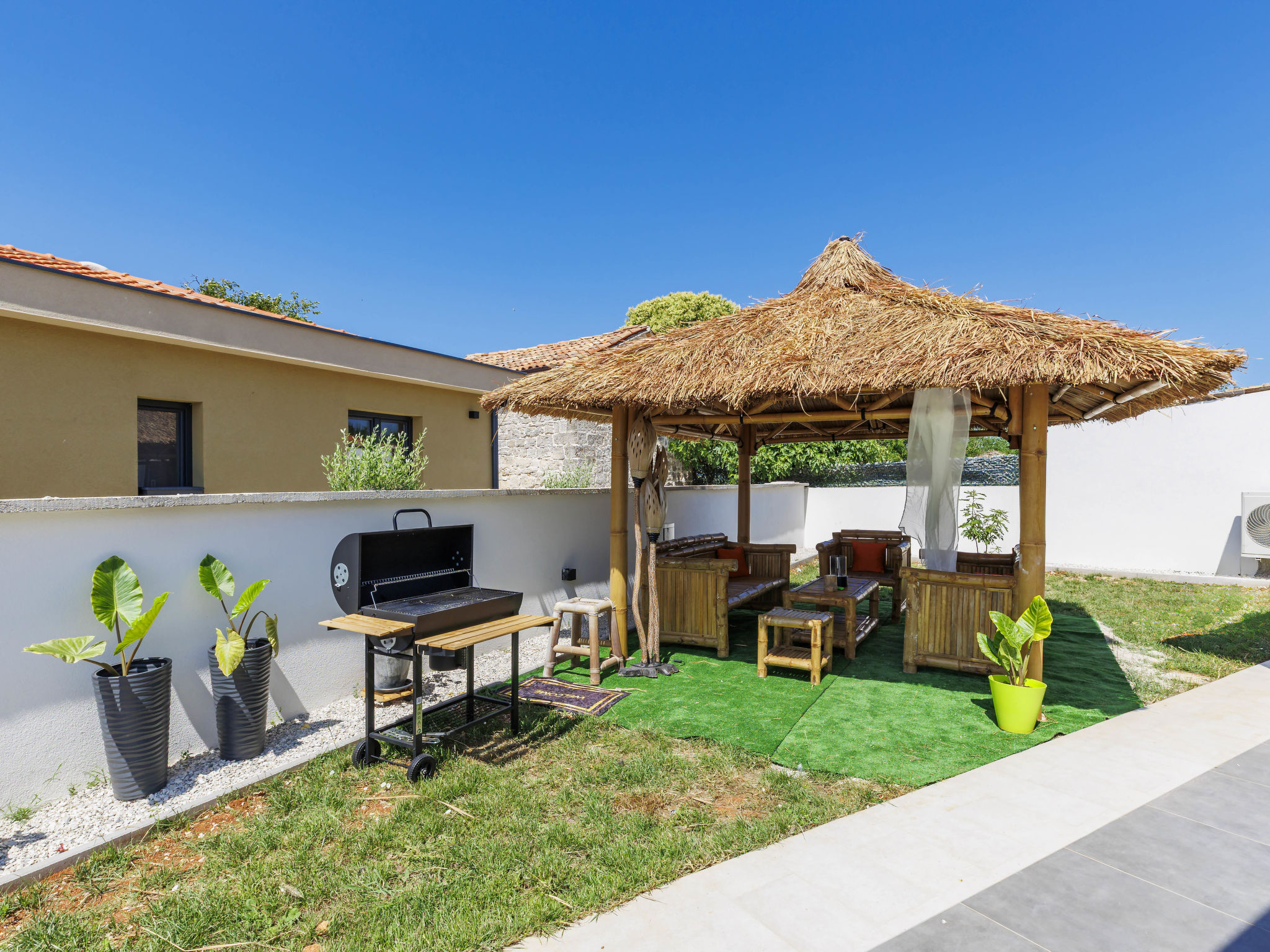 Villa Luna-Outside