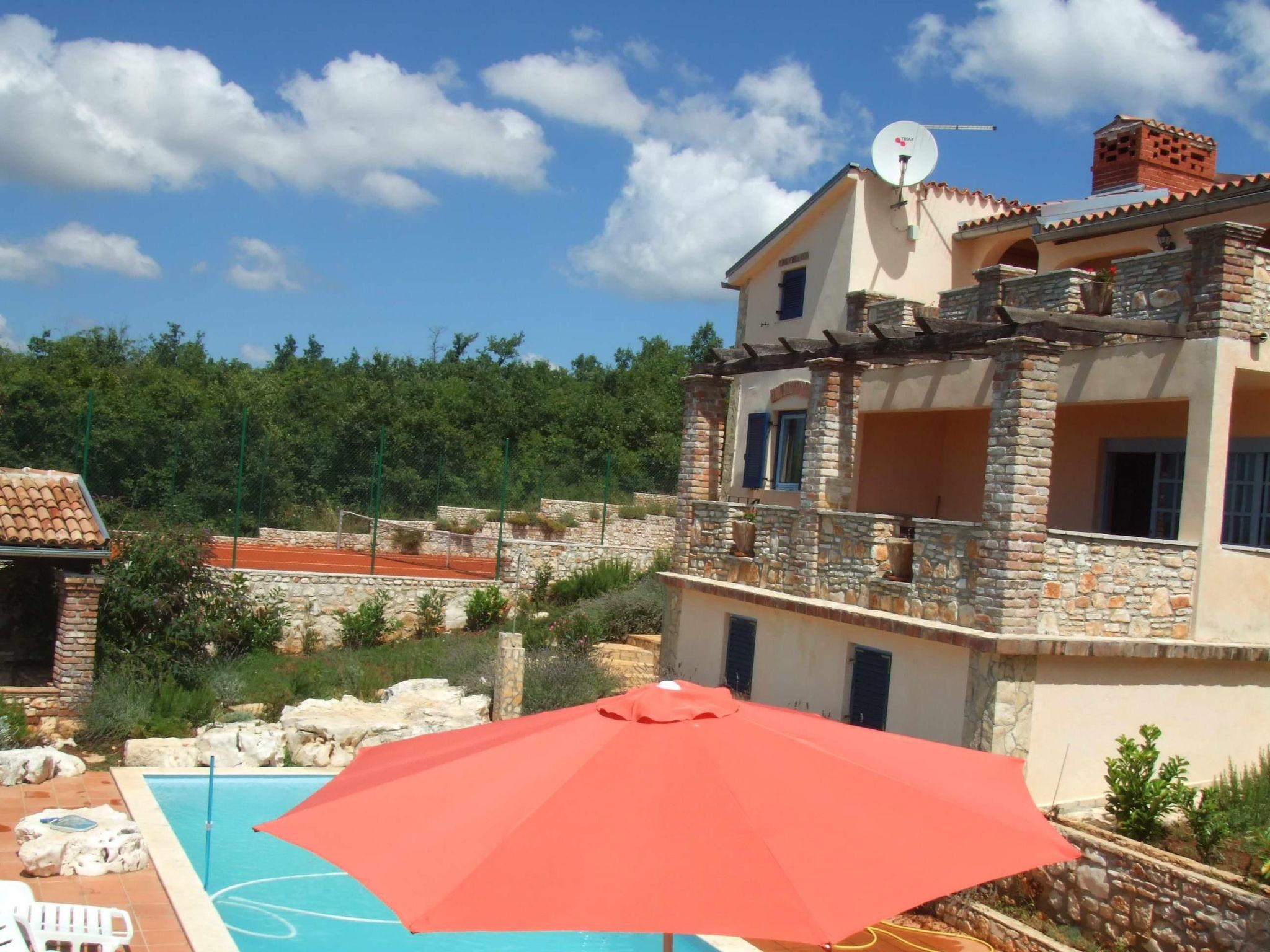 Ruhiggelegene Villa mit eigenem Tennisplatz und Pool für Ausflüge in die Umgebu - Binnen