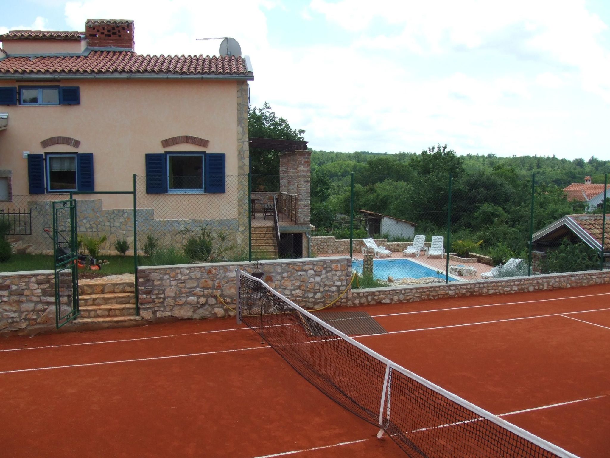 Ruhiggelegene Villa mit eigenem Tennisplatz und Pool für Ausflüge in die Umgebu - Binnen