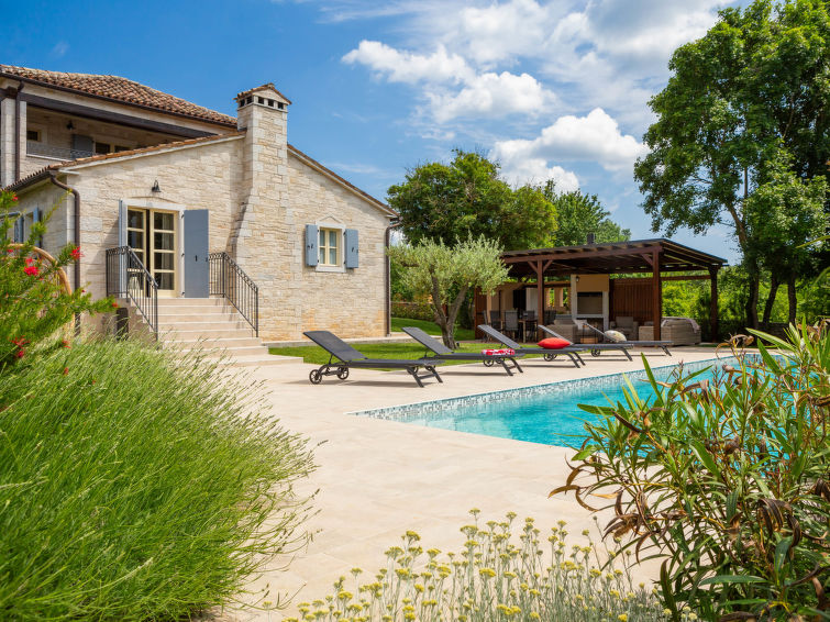8-persoons vakantiehuis met verwarmd privézwembad in Sv. Lovreč in Poreč/Sv. Lovreč