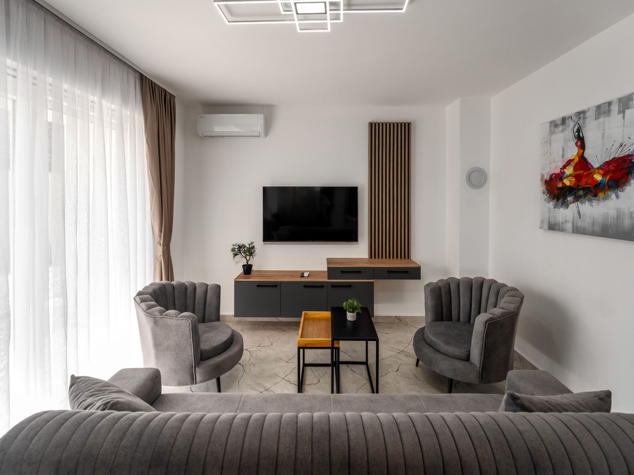 "B1", appartement 3-kamers 98 m2, op de begane grond. Ruim, modern en smaakvol ingericht: woon-/eetkamer met 1 divanbed (140 cm, lengte 200 cm), Sat-TV en air-conditioning. Uitgang naar het terras. 1 ..