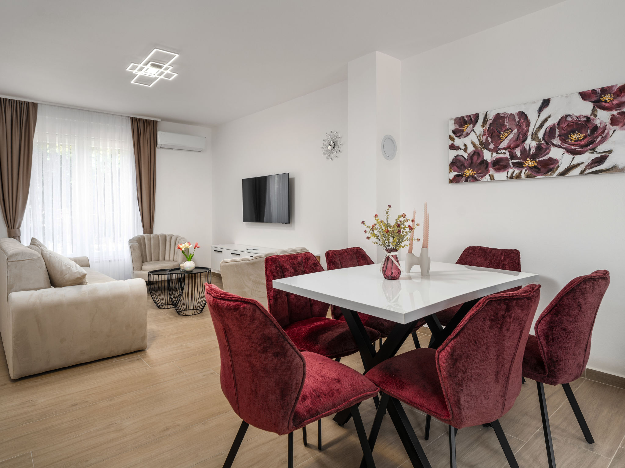 "B2", appartement 3-kamers 90 m2 op 2 verdiepingen, op de bovenverdieping. Ruim, modern en smaakvol ingericht: woon-/eetkamer met 1 divanbed (140 cm, lengte 200 cm), Sat-TV en air-conditioning. Uitgan..