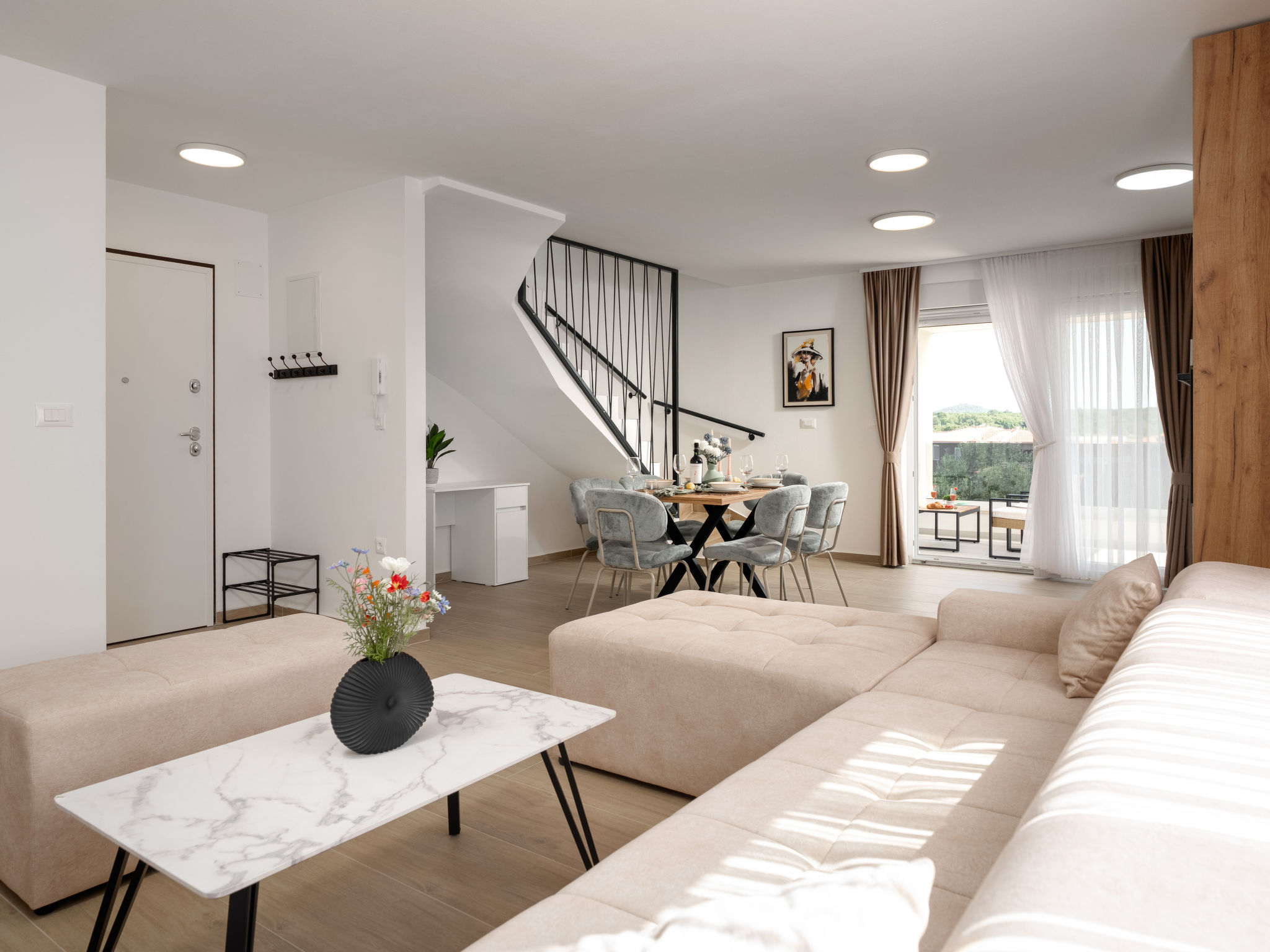 "B3", appartement 3-kamers 90 m2 op 2 verdiepingen, op de bovenverdieping. Ruim en licht, mooi ingericht: woon-/eetkamer met 1 divanbed (140 cm, lengte 200 cm), Sat-TV en air-conditioning. Uitgang naa..