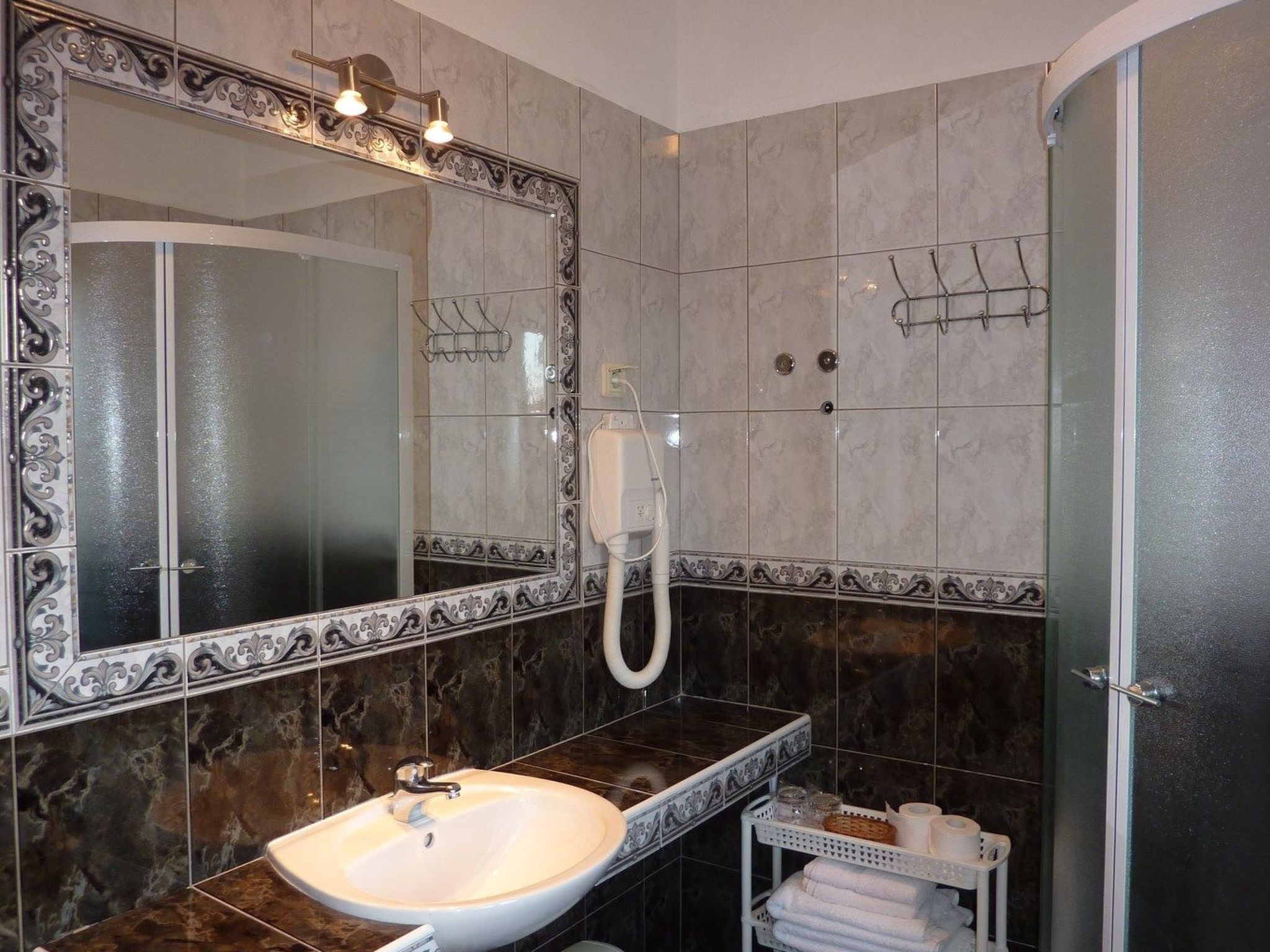 Villa Linet 6.-Drinnen