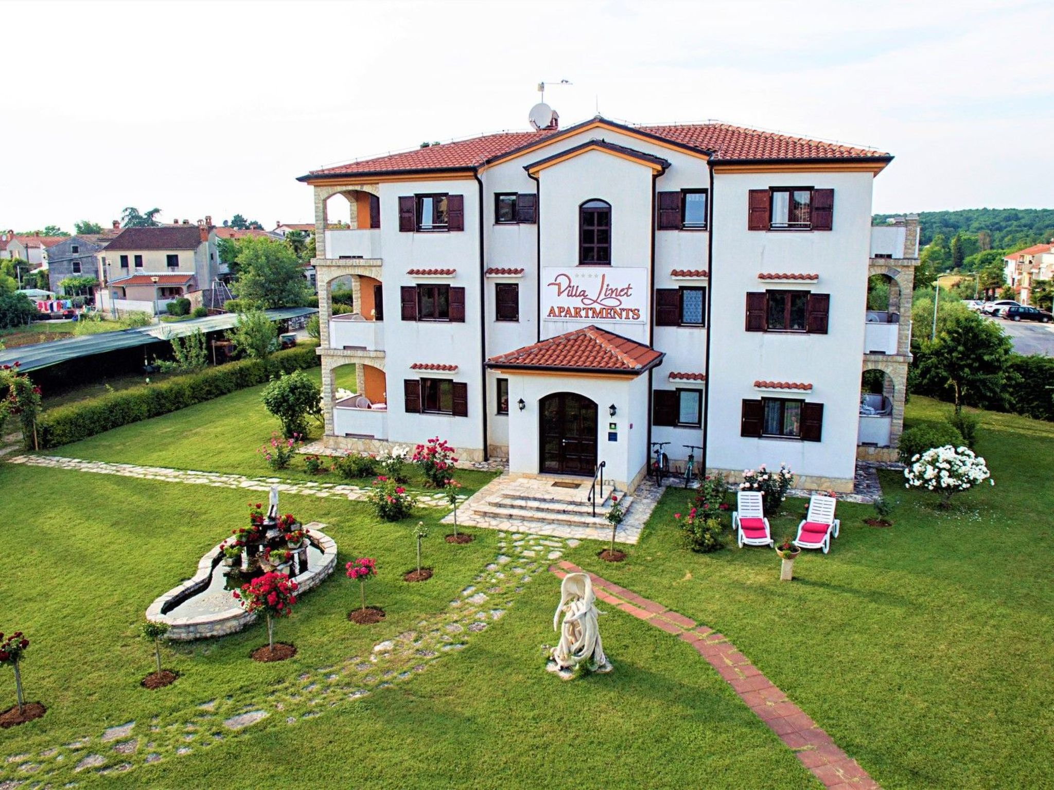 Exclusive ****Stern holiday flat 1 (70 m2) is equipped with solid wood furniture and is suitable for 4-5 people. The holiday flat is located on the ground floor and has: - 1 comfortable bedroom with d..