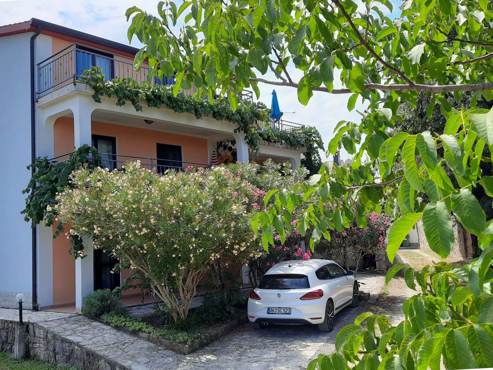 Type 3-star family flat for 2 adults and 2 children, 1st floor, 56m2. Facilities Living room/kitchen, bathroom, 2 bedrooms: double room and room with 2 single beds, balcony 15 m2.Sat/TV, Wi-Fi, electr..