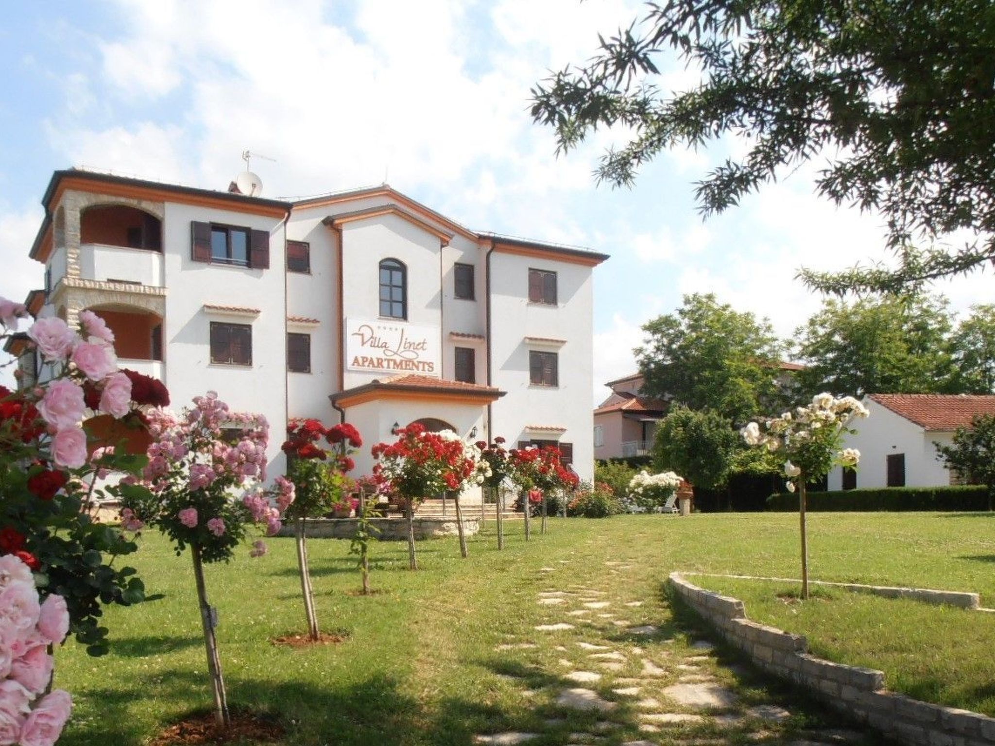 Exclusive 4-star holiday flat 3 is equipped with solid wood furniture and is suitable for 4 people. The holiday flat is located on the ground floor and has - 2 comfortable bedrooms with double bed - 2..
