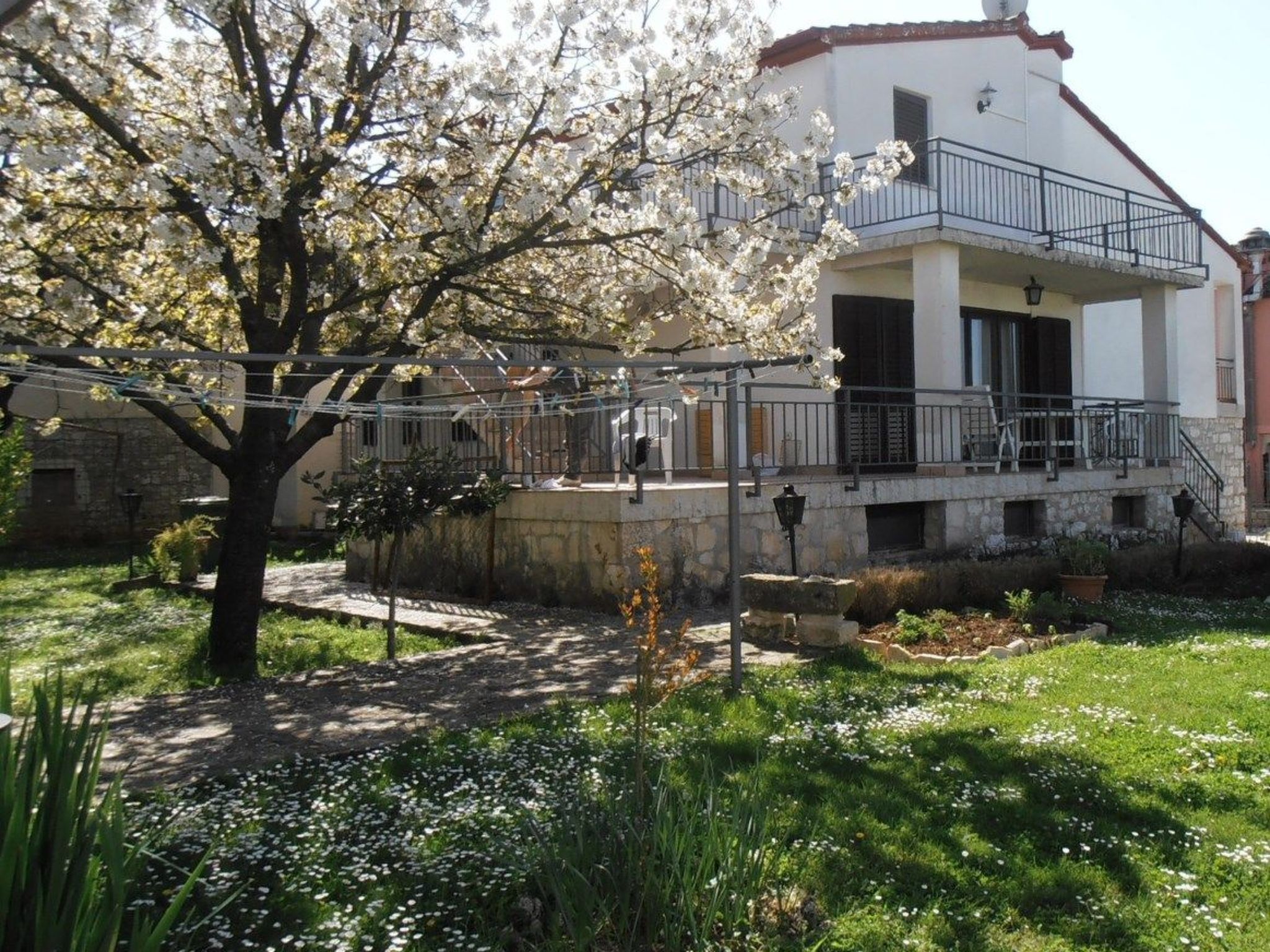 Kleine Wohnung mit schönem Balkon-Binnen