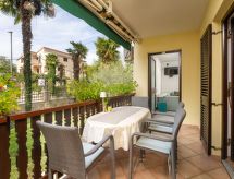 Vrijstaand vakantiehuis met terras op 800m van zee in Funtana, Istrië - thumbnail 1