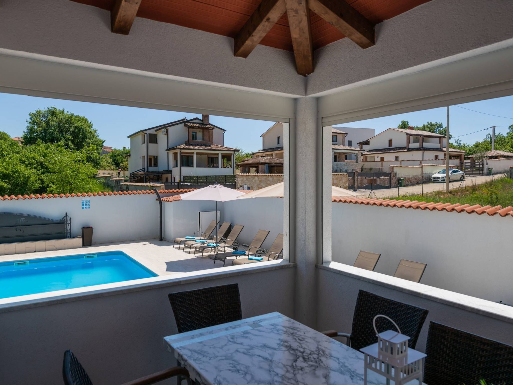 Unknown Accommodation-Dedans