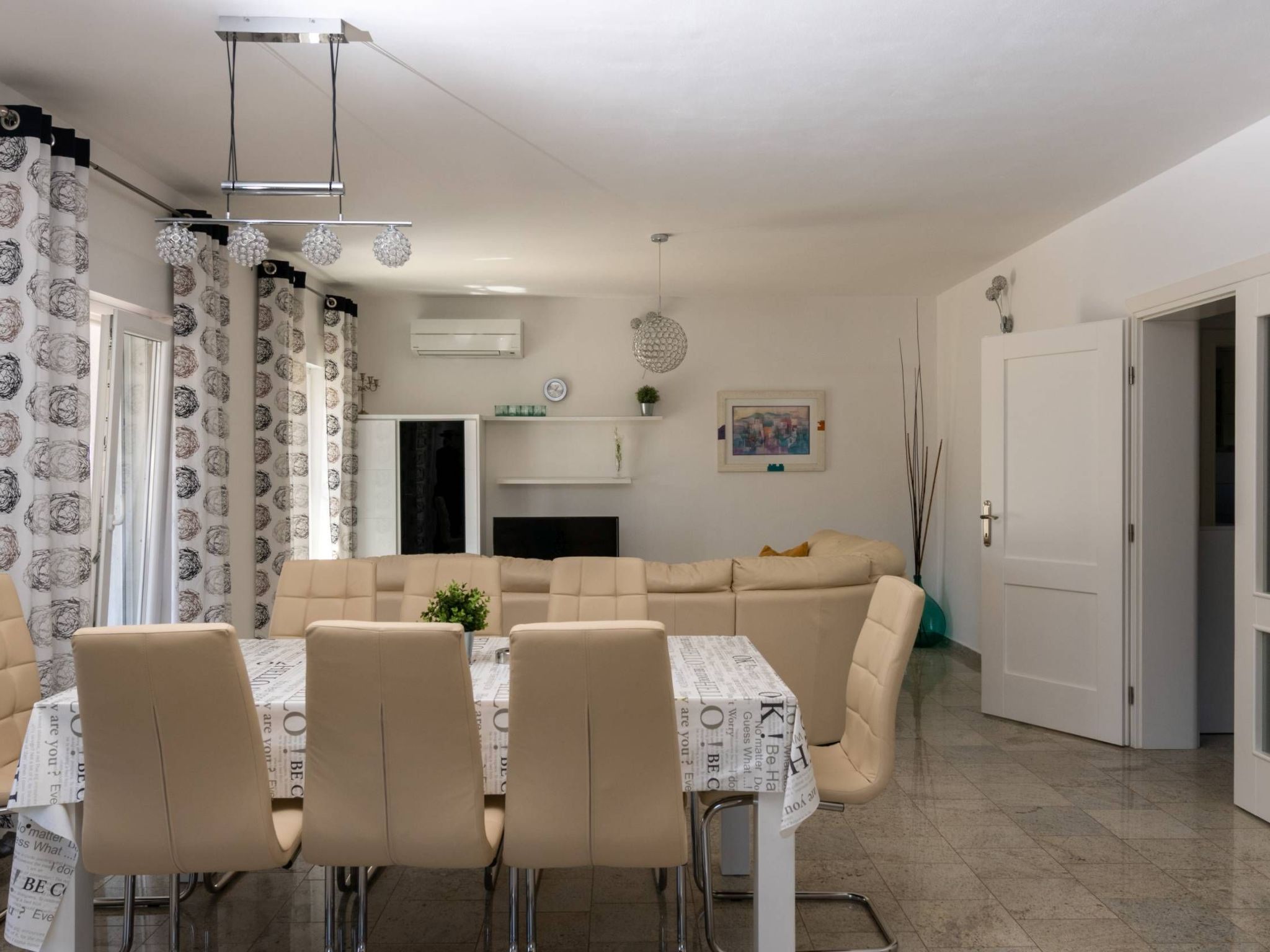 Unknown Accommodation-Dedans