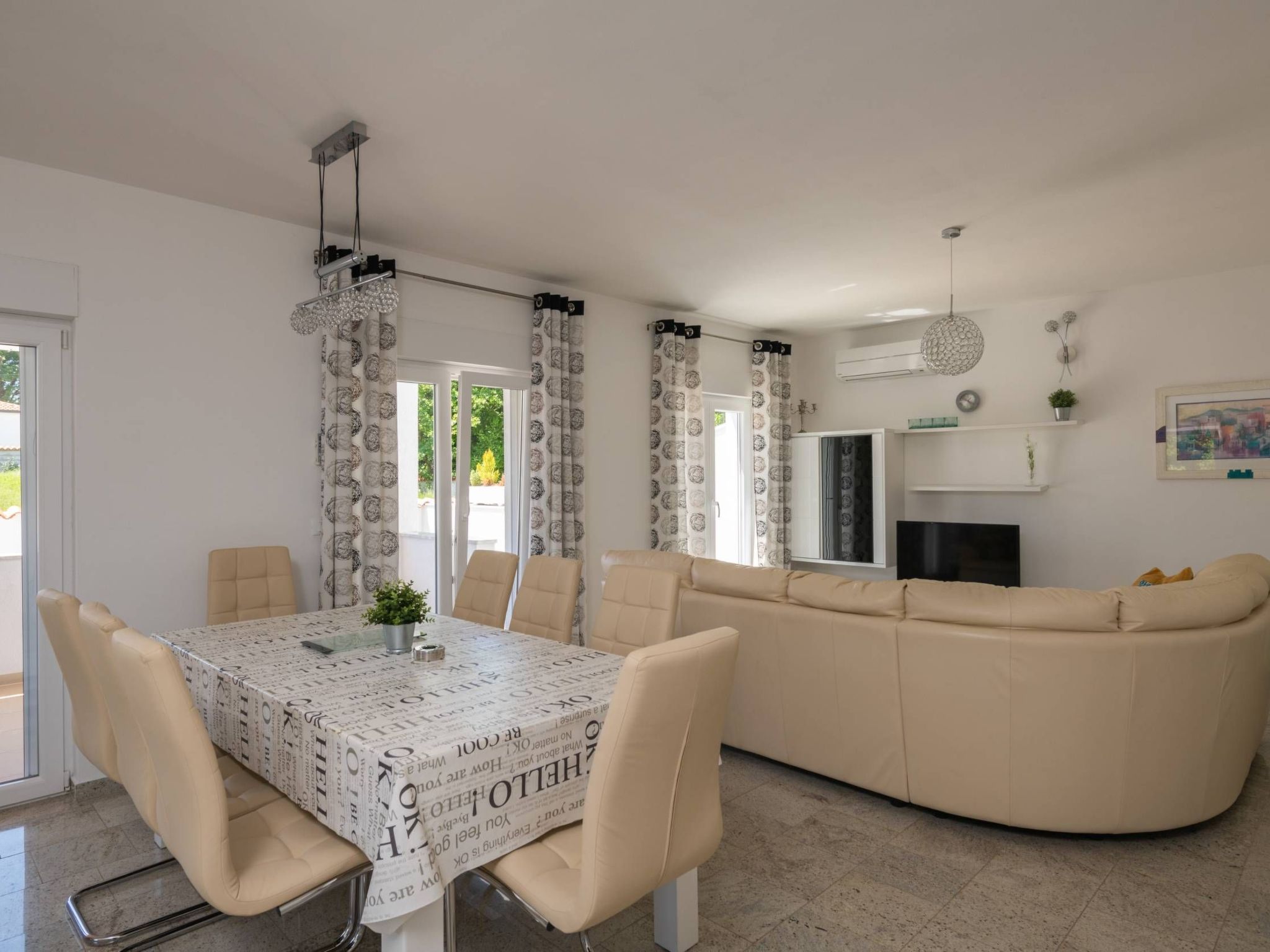 Unknown Accommodation-Dedans