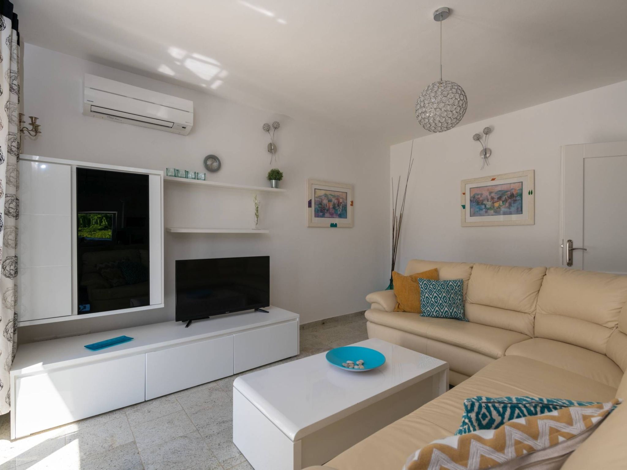 Unknown Accommodation-Dedans