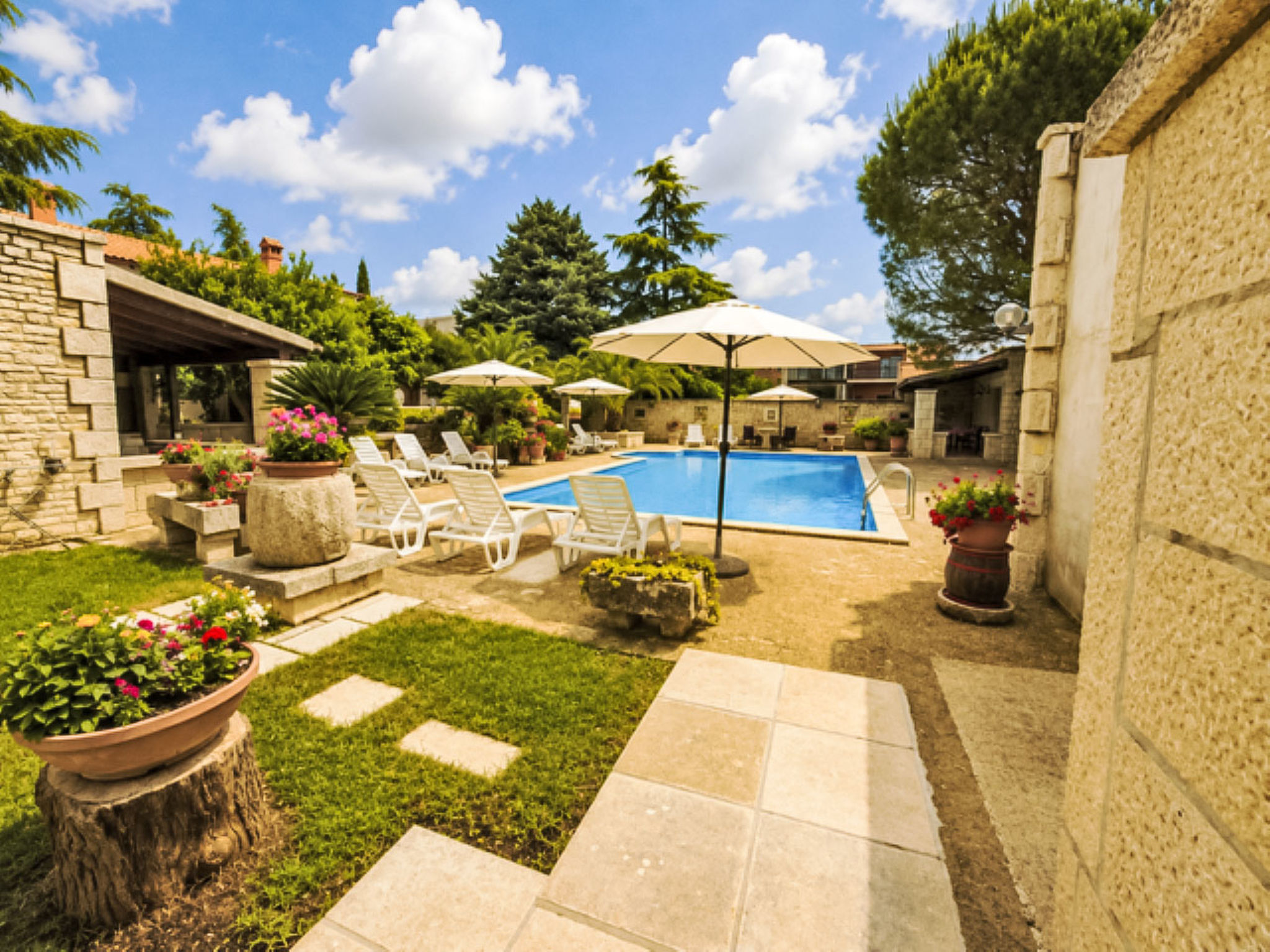 Wohnung mit Schwimmbad - Buiten