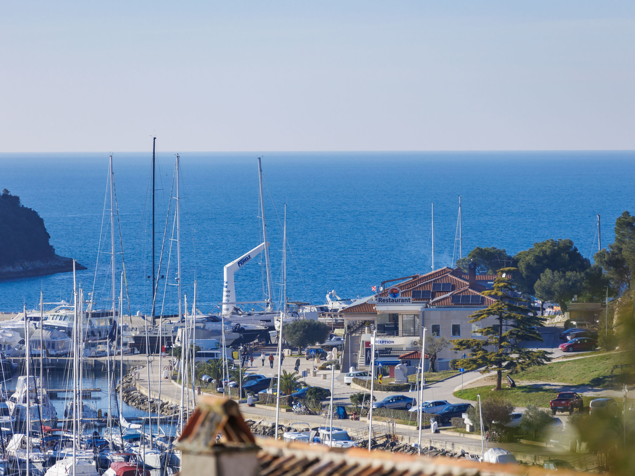 "Seaview Marina", appartement 4-kamers 85 m2 op 2 verdiepingen op de 1e verdieping. Het objekt is geschikt voor 4 volwassenen. Woon-/eetkamer met Sat-TV, Kabel-TV en air-conditioning. Uitgang naar het..