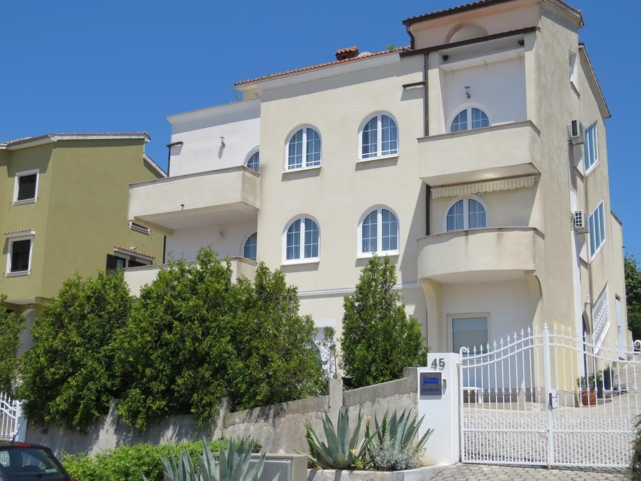 Apartments Villa Urbajs - Comfort Two-Bedroom Apartment with Sea View and Balco