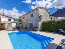 Vrijstaande Villa Karmen met privézwembad nabij Rovinj - thumbnail 1