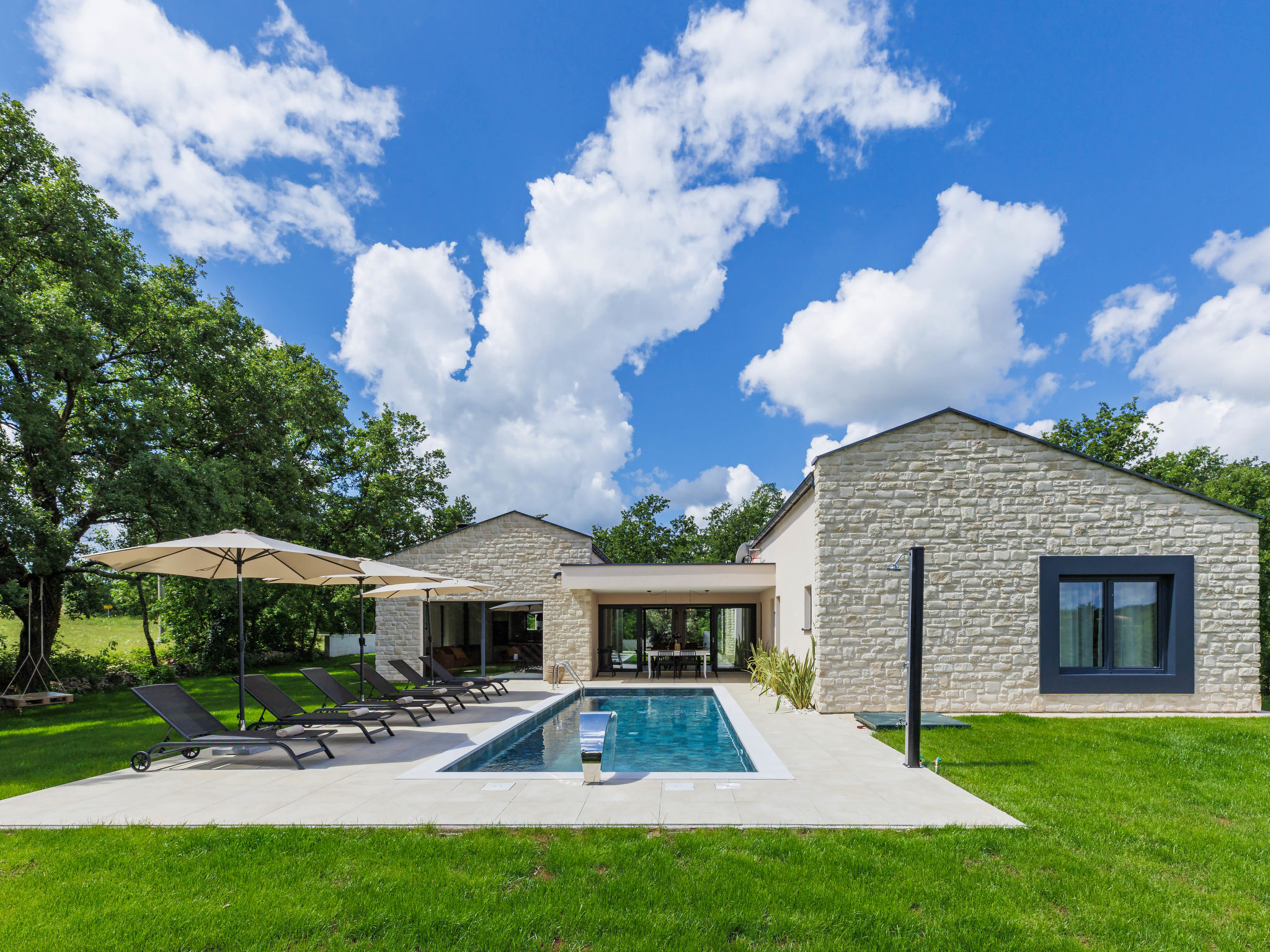 Villa 4-kamers 195 m2. Comfortabel en luxueus ingericht: woon-/eetkamer met Sat-TV (Flatscreen TV), air-conditioning. Uitgang naar het terras, naar het zwembad. 1 kamer met 2 bedden (90 cm, lengte 200..