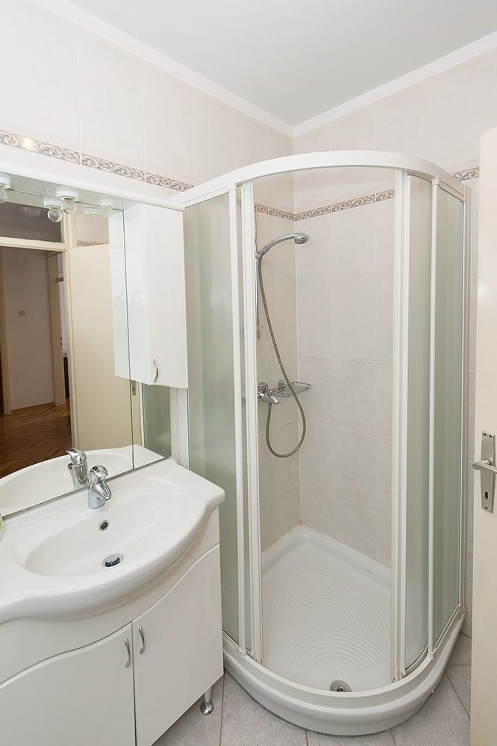 Helle und luftige Ferienwohnung in erster Reihe zum Meer, mit einem privaten Ba