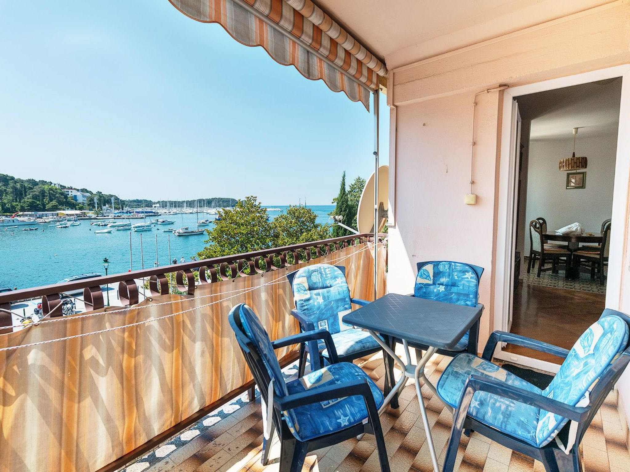 Helle und luftige Ferienwohnung in erster Reihe zum Meer, mit einem privaten Ba-Buiten