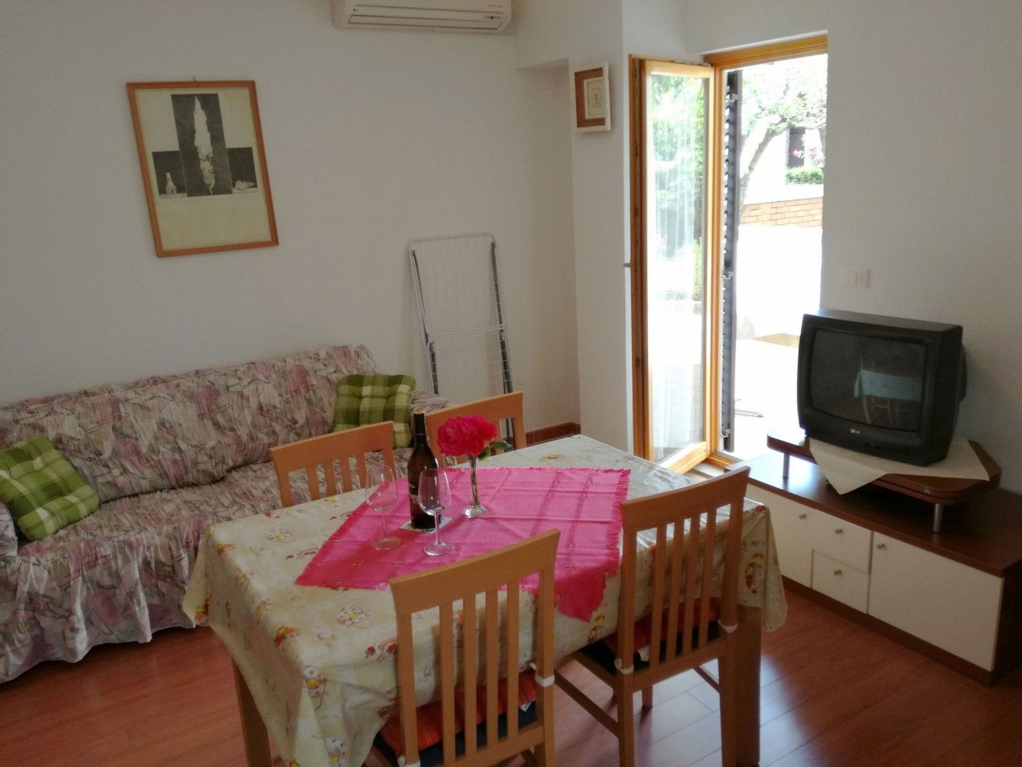 "Gemütlicher Garten" mit Terrasse-Drinnen