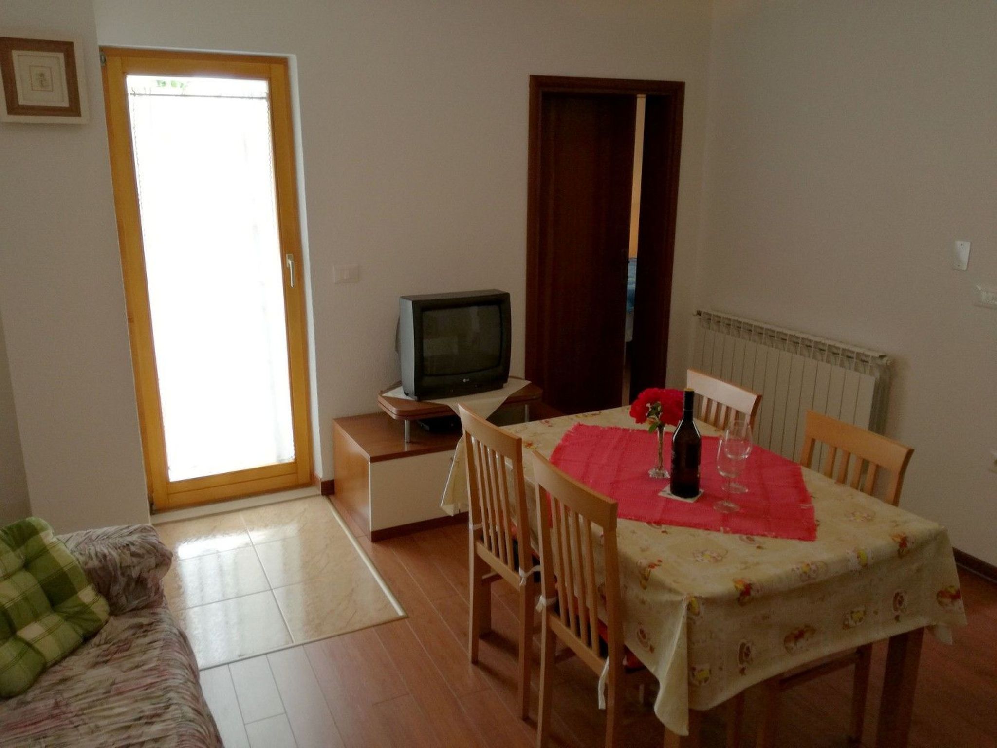 "Gemütlicher Garten" mit Terrasse-Drinnen