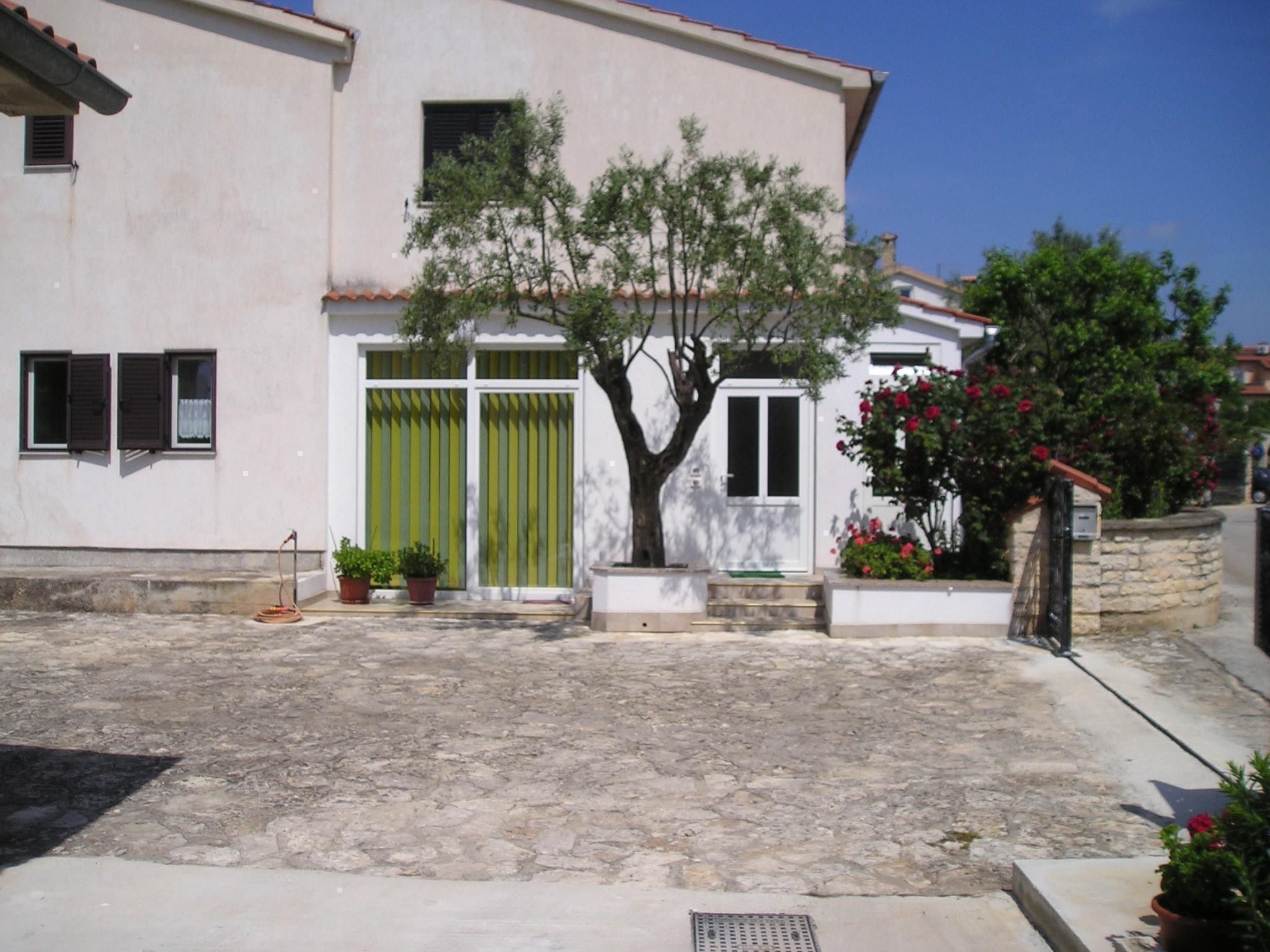 Photo of "Gemütlicher Garten" mit Terrasse