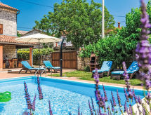 Ruime vakantiewoning met privézwembad en jacuzzi nabij Rovinj - thumbnail 1