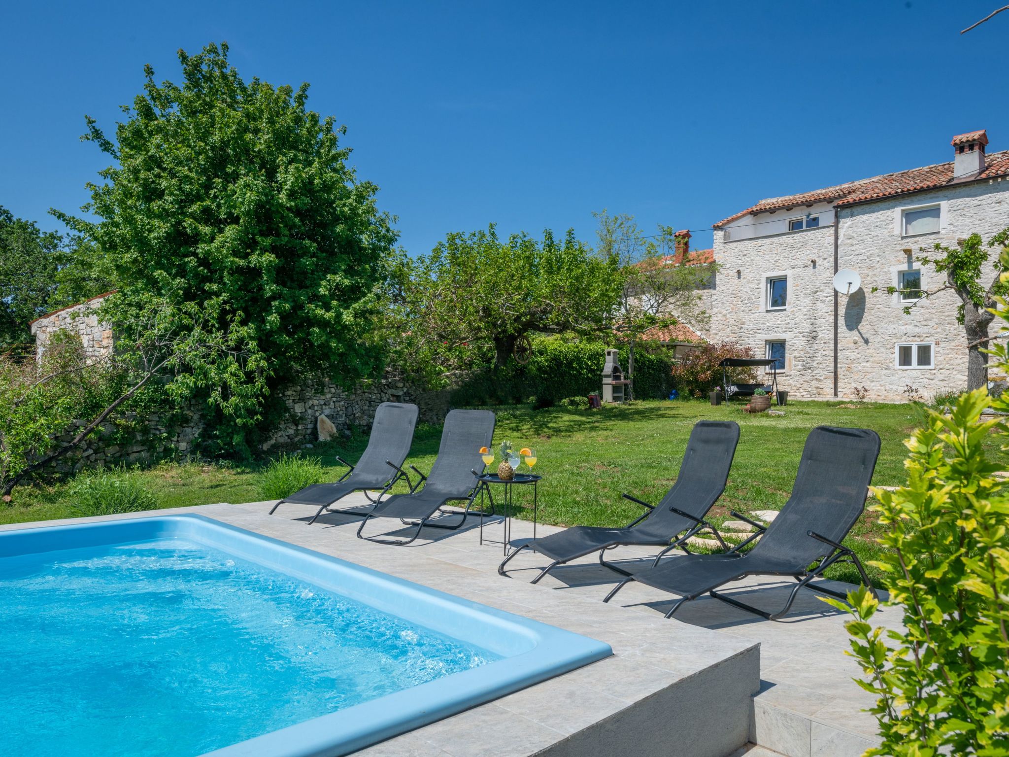 Typisch istrisches Ferienhaus mit Garten-Dedans