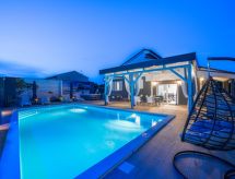 Vrijstaande villa met privé-verwarmd zwembad nabij Rovinj - thumbnail 1